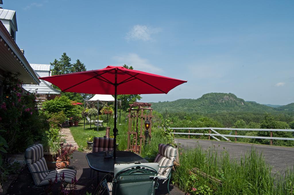 Le Petit Clocher Gite Touristique B & B Saint-Sauveur-des-Monts Екстериор снимка