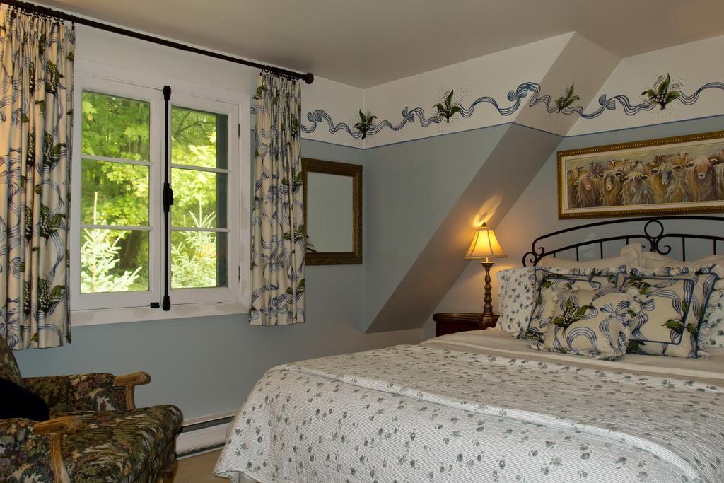 Le Petit Clocher Gite Touristique B & B Saint-Sauveur-des-Monts Стая снимка