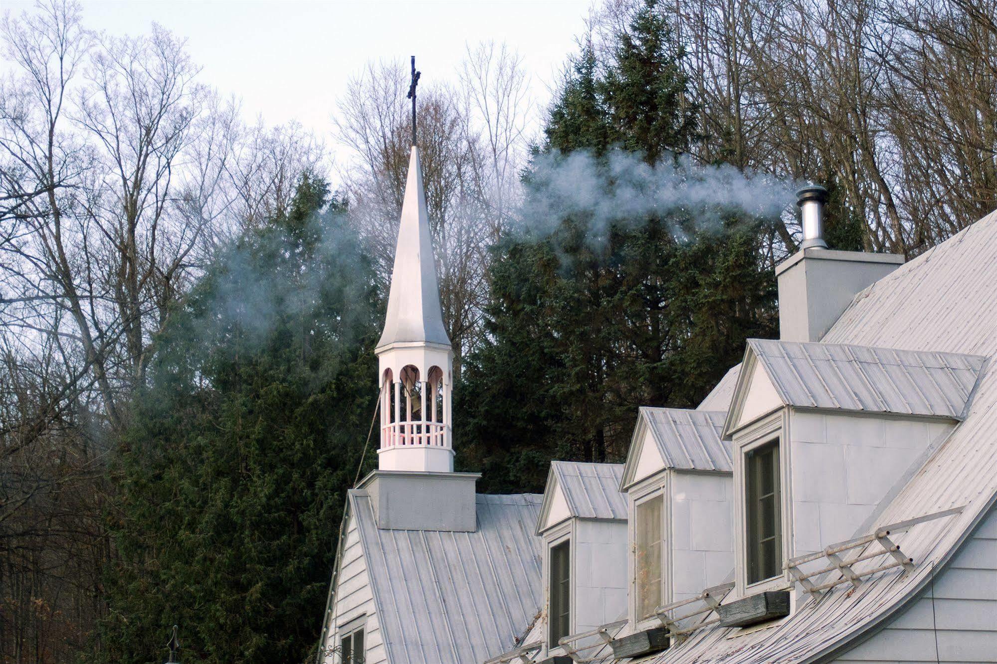 Le Petit Clocher Gite Touristique B & B Saint-Sauveur-des-Monts Екстериор снимка