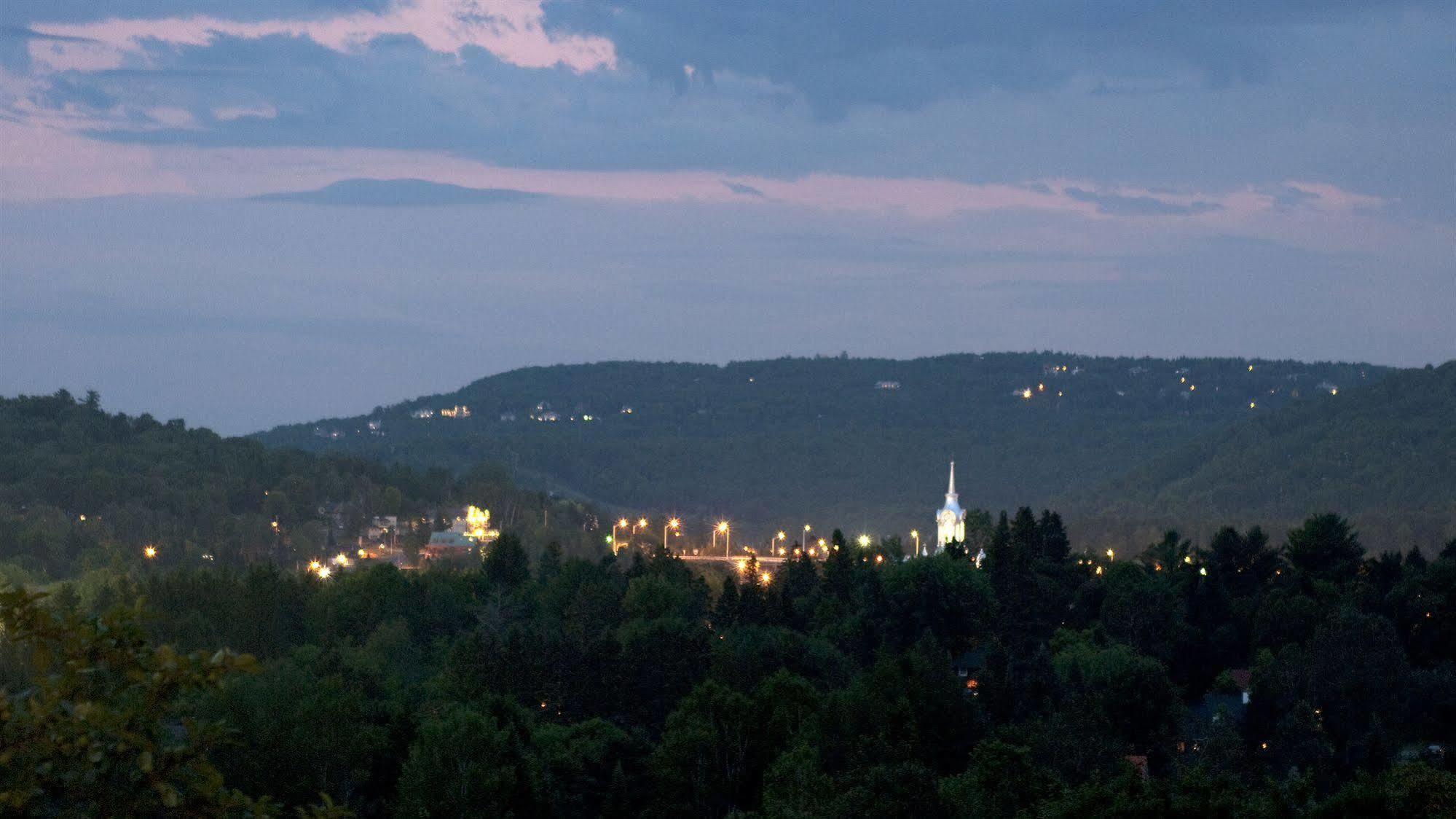 Le Petit Clocher Gite Touristique B & B Saint-Sauveur-des-Monts Екстериор снимка