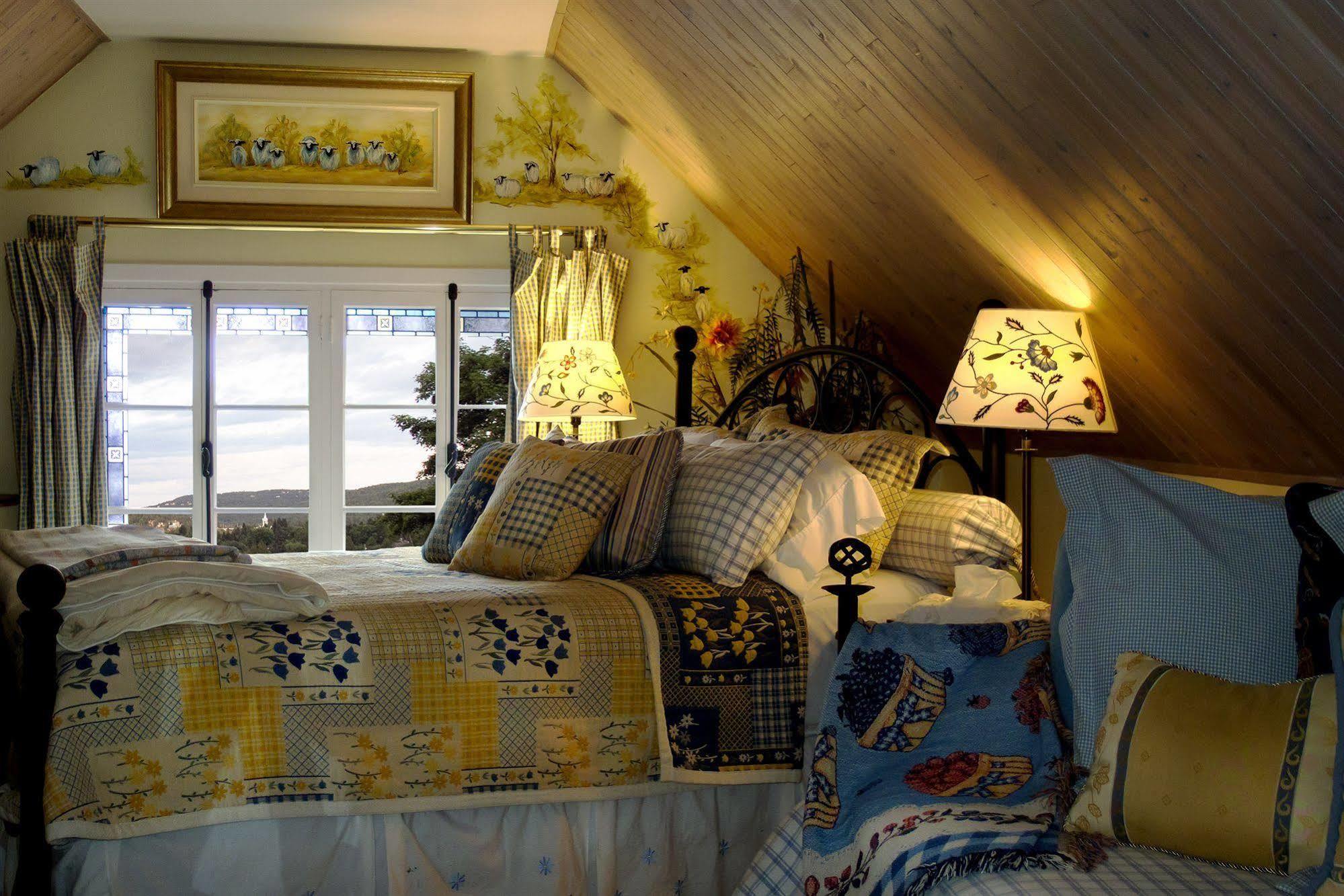Le Petit Clocher Gite Touristique B & B Saint-Sauveur-des-Monts Екстериор снимка